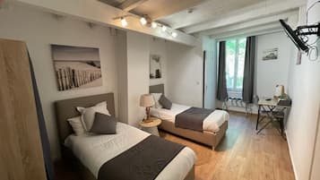 Escritorio, wifi gratis, ropa de cama y acceso para silla de ruedas
