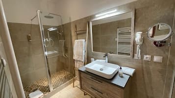 Habitación doble superior | Baño | Regadera, amenidades de baño gratuitas, secadora de cabello, toallas