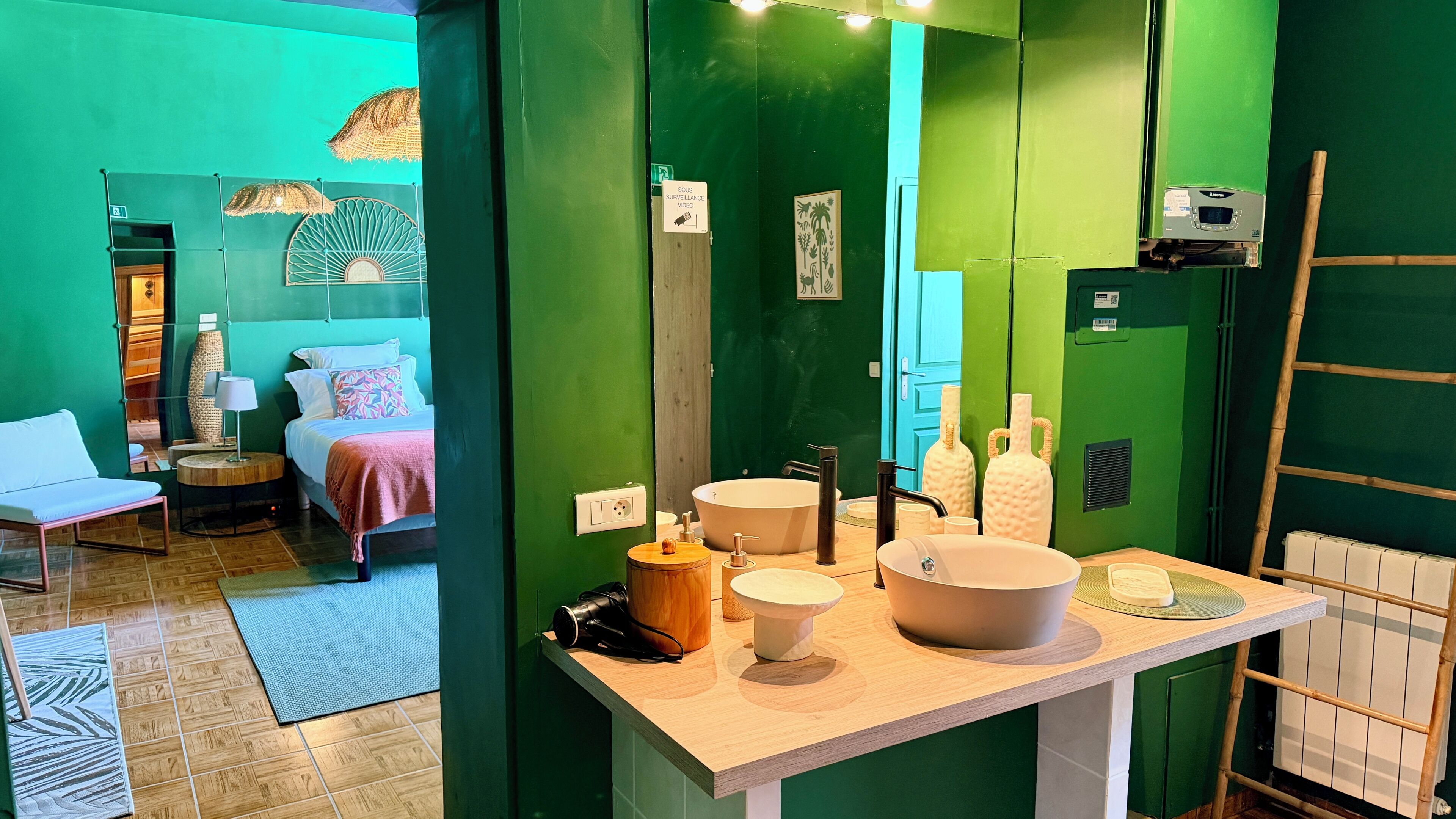 Un baño moderno con un espejo grande, dos lavamanos y un inodoro.