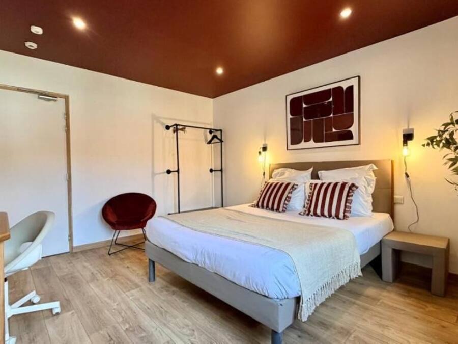 Comfort Room | Desk, free WiFi, bed sheets, wheelchair access