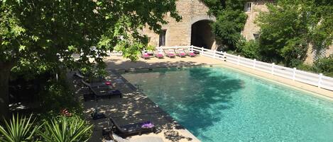 AuĂenpool (je nach Saison geöffnet), LiegestĂŒhle
