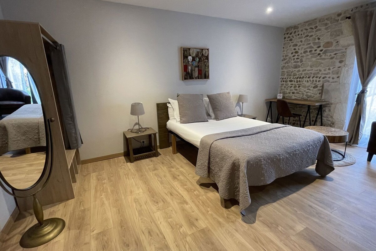 Escritorio, wifi gratis y ropa de cama 