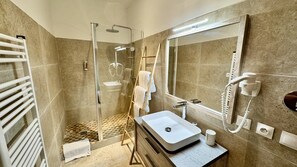 Superior Double Room | Bathroom