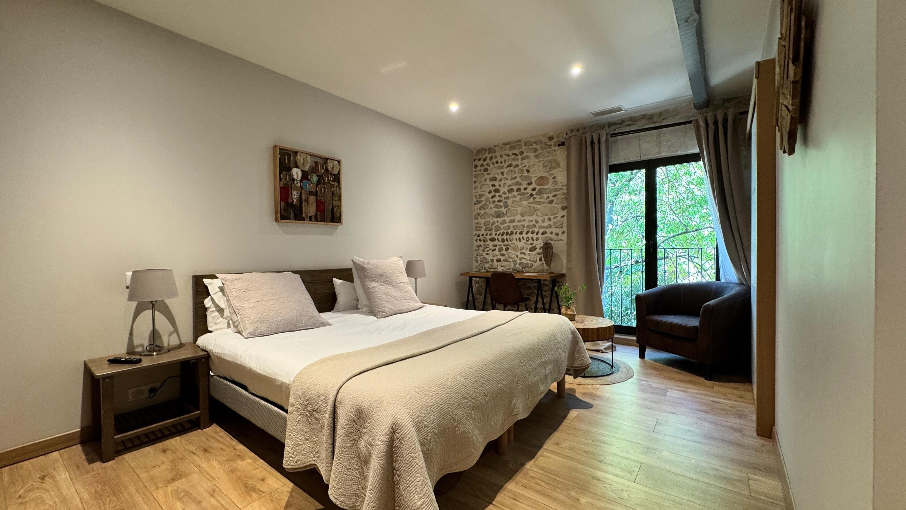 Deluxe tweepersoonskamer | Een bureau, gratis wifi, beddengoed, rolstoeltoegang