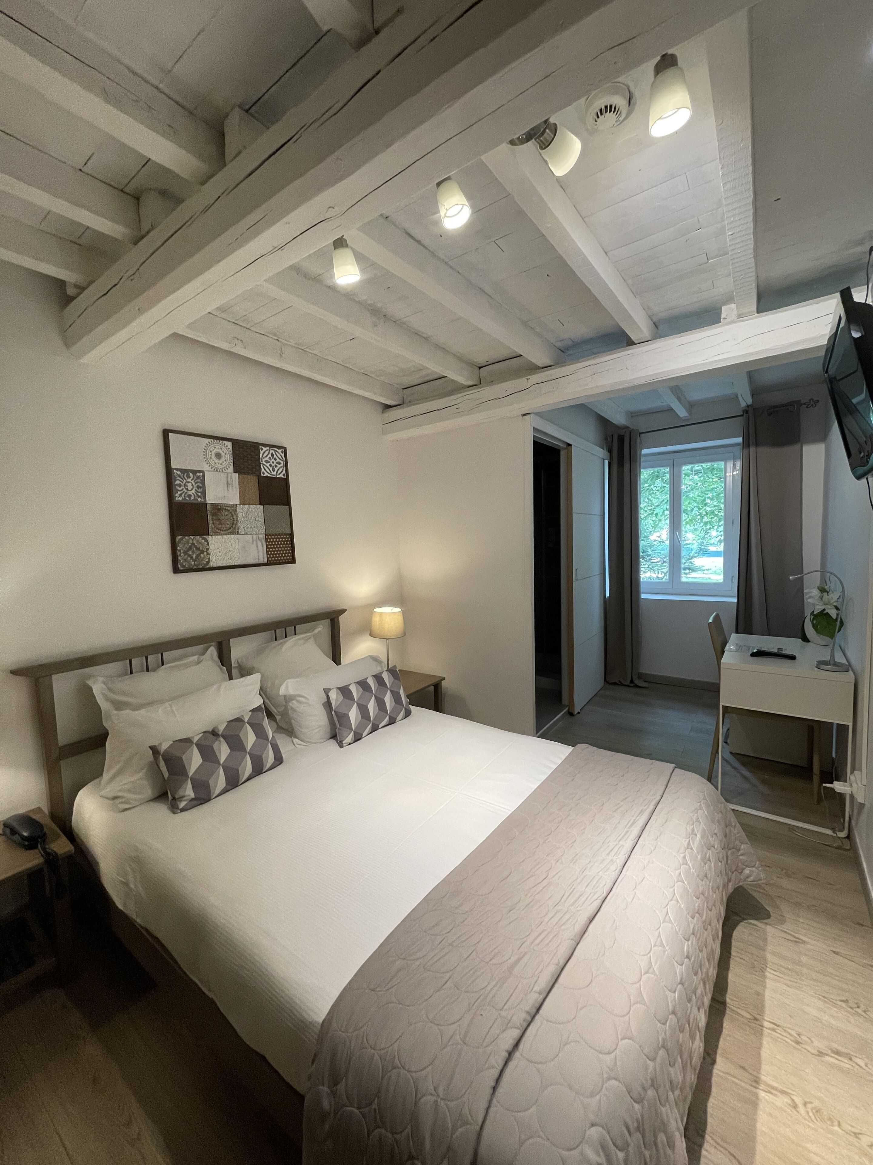 Escritorio, wifi gratis, ropa de cama y accesible en silla de ruedas