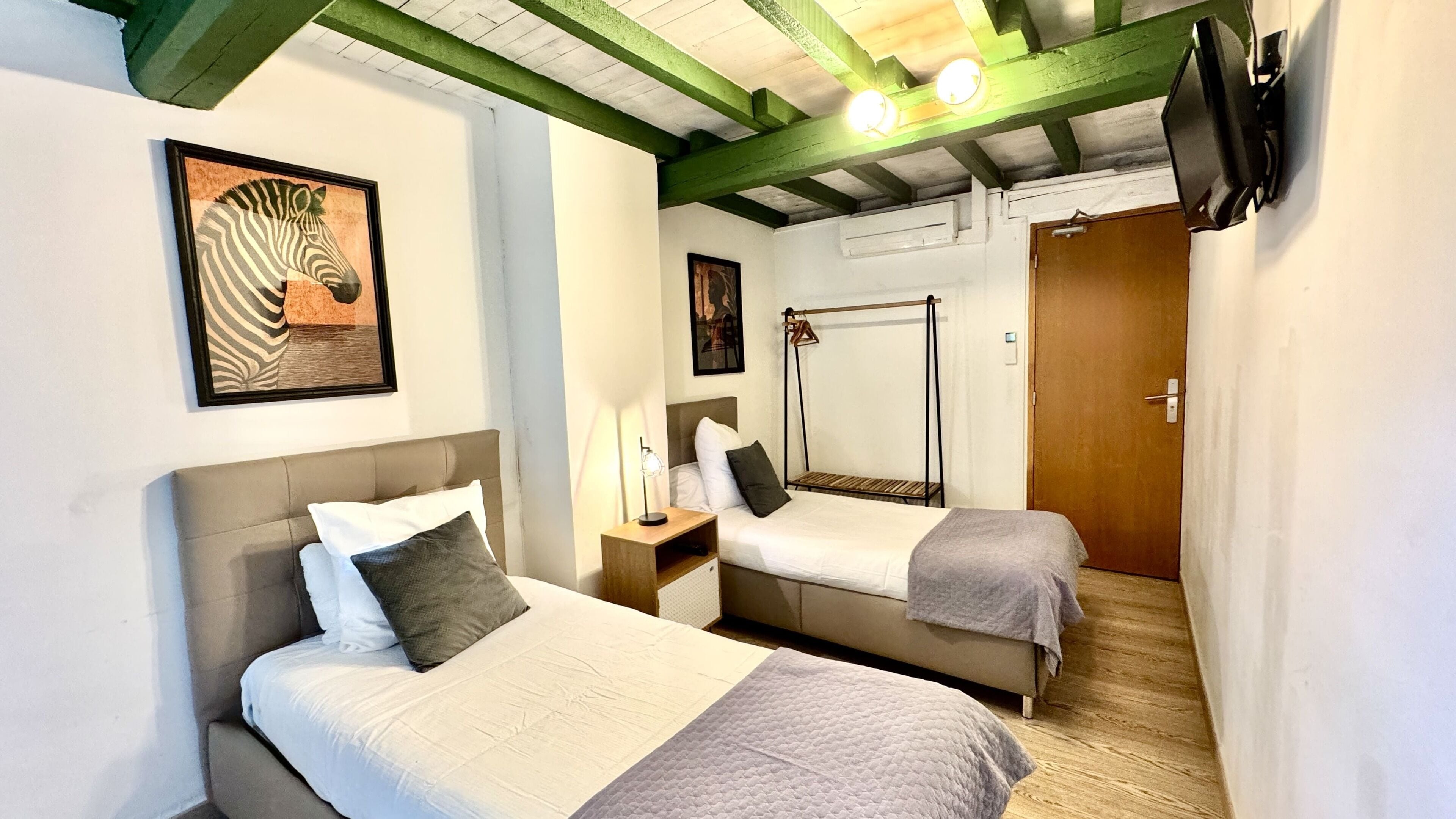 Standaard kamer, 1 twee- of 2 eenpersoonsbedden | Een bureau, gratis wifi, beddengoed, rolstoeltoegang