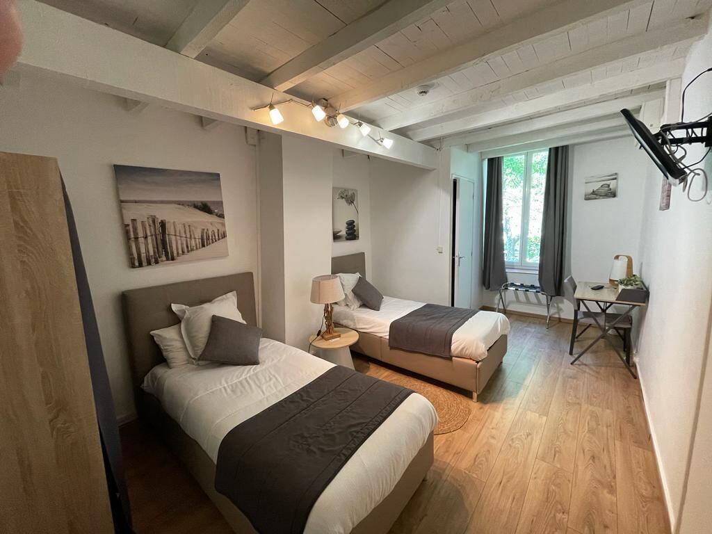 Escritorio, wifi gratis, ropa de cama y accesible en silla de ruedas