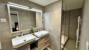 Quarto casal luxo | Banheiro | Chuveiro, produtos de toalete grátis