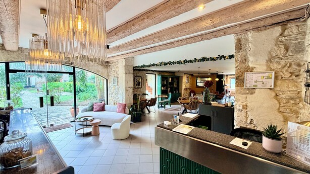 Un salón espacioso con cocina moderna, comedor y vistas a un jardín.