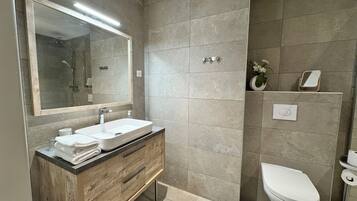 Deluxe Double Room | Bathroom