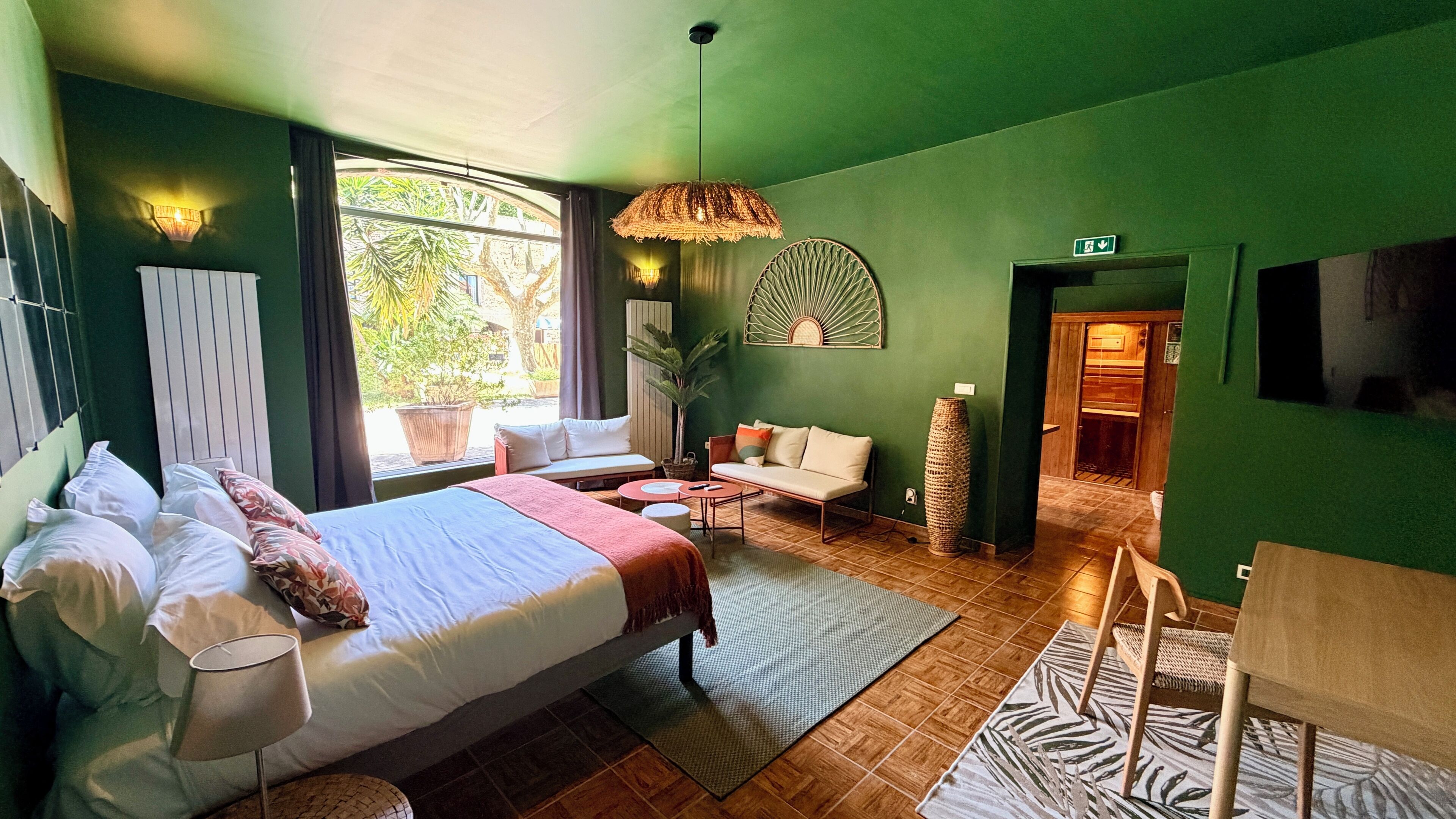 Suite Junior Deluxe | Desk, free WiFi, bed sheets, wheelchair access