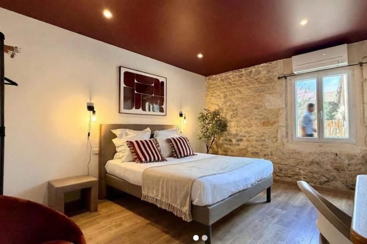 Habitació Comfort | Escriptori, wifi gratuïta i roba de llit