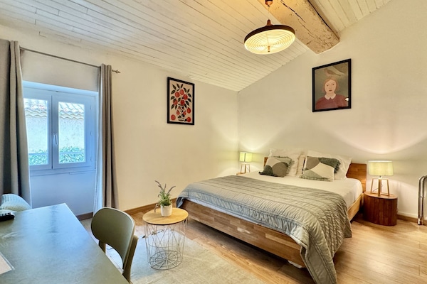 Superior driepersoonskamer | Een bureau, gratis wifi, beddengoed, rolstoeltoegang