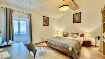 Superior Triple Room | Desk, free WiFi, bed sheets, wheelchair access