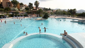 AuĂenpool (je nach Saison geöffnet), LiegestĂŒhle