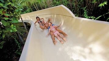 Un toboggan aquatique au cœur d’un environnement luxuriant et verdoyant.