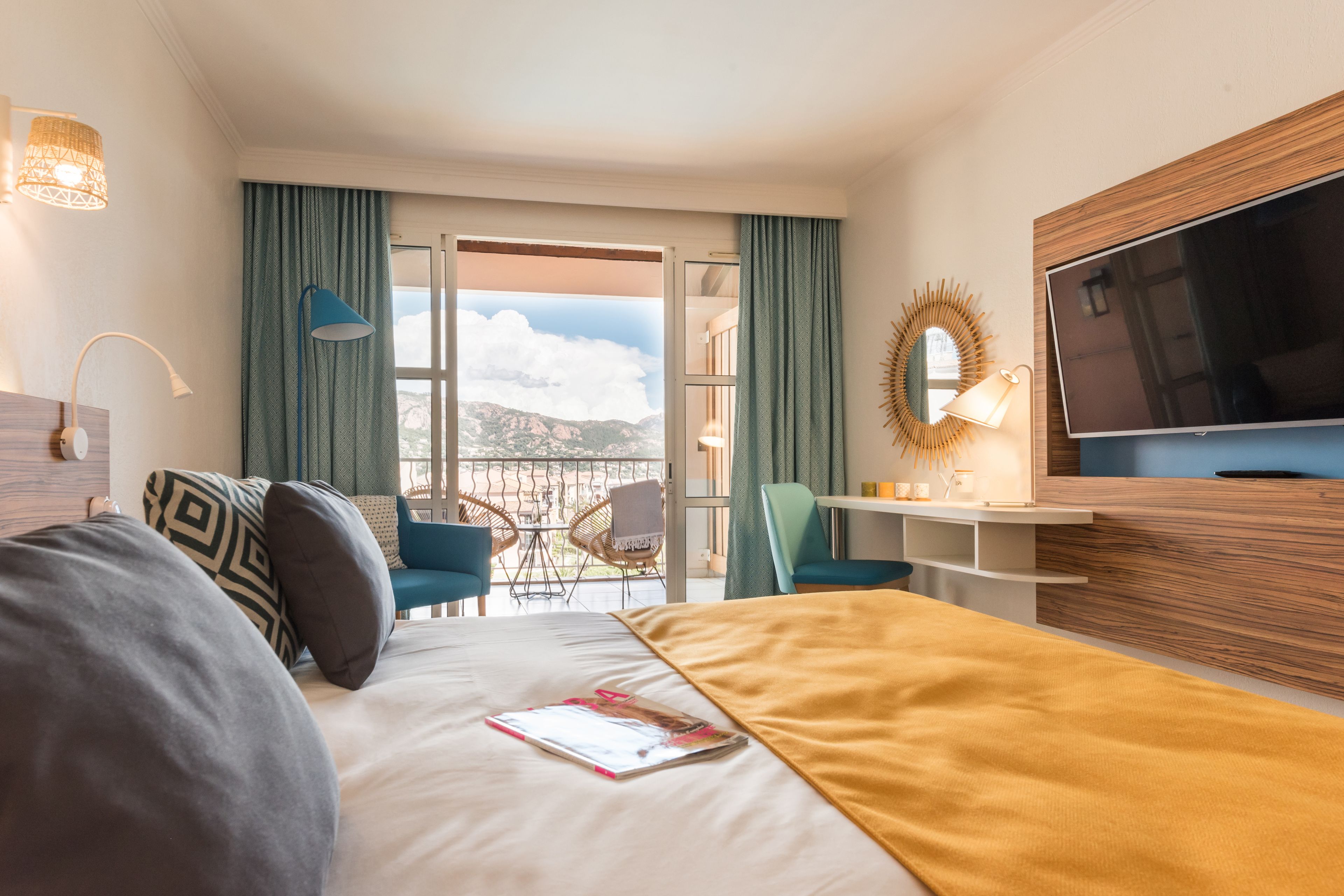 Een minibar, een strijkplank/strijkijzer, babybedden (toeslag)