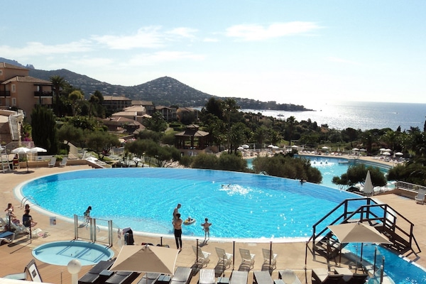 Piscine extérieure (ouverte en saison), chaises longues