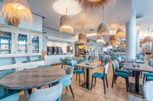 5 restaurantes; se sirven desayunos, almuerzos, cenas y cocina francesa 