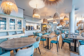 5 restaurants, breakfast, lunch, dinner served; French cuisine