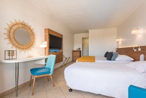 Habitación triple, balcón, vistas al mar | Minibar, tabla de planchar con plancha, cunas (de pago) y wifi gratis