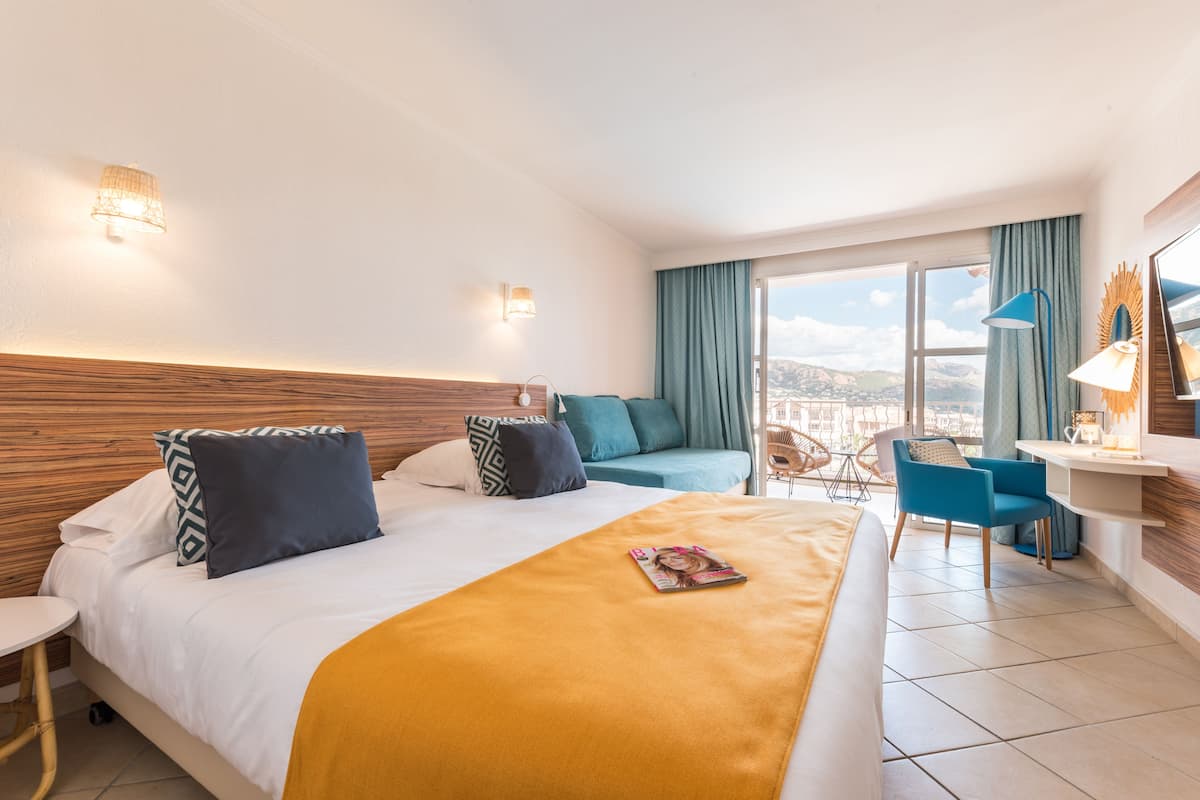 Driepersoonskamer, balkon | Een minibar, een strijkplank/strijkijzer, babybedden, gratis wifi