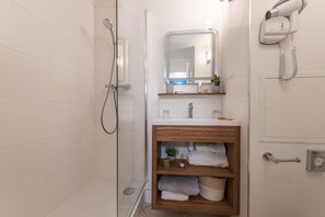 Shower, free toiletries, towels