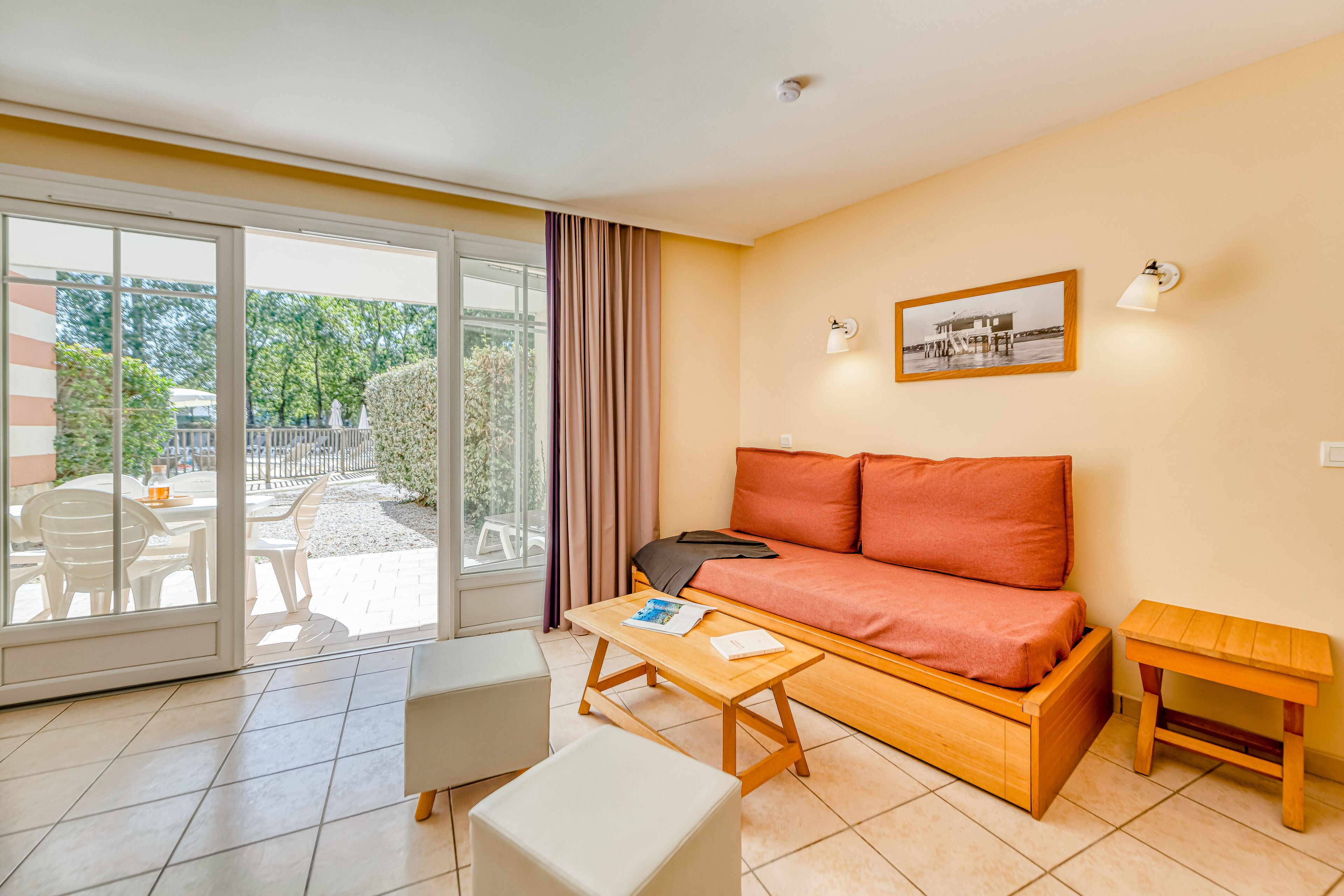 Apartment 6 people - 1 bedroom + 1 sleeping alcove - Terrace or balcony - Pool view | Área de sala de estar | Televisión de pantalla plana, futbolito, tenis de mesa y libros 