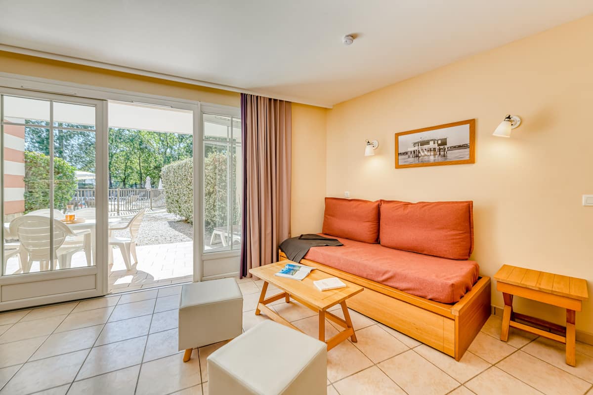 Apartment 6 people - 1 bedroom + 1 sleeping alcove - Terrace or balcony - Pool view | Área de sala de estar | Televisión de pantalla plana, futbolito, tenis de mesa y libros