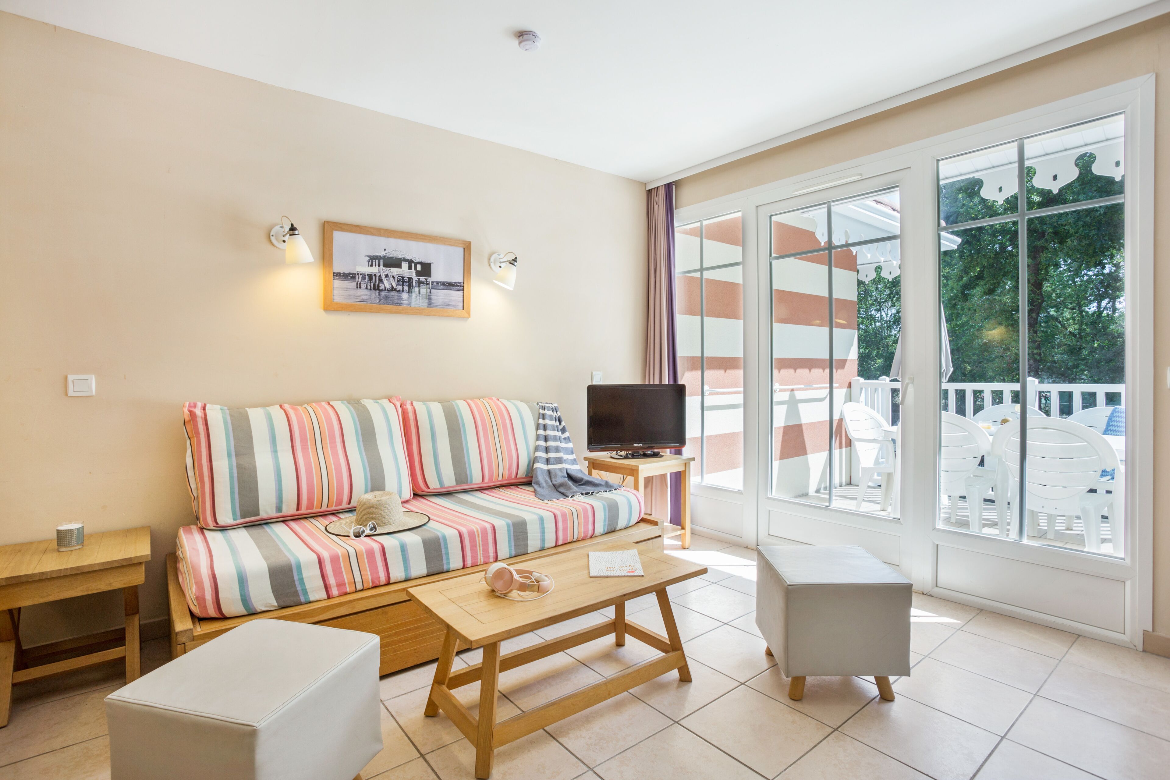 Departamento, 1 habitación, balcón | Área de sala de estar | Televisión de pantalla plana, futbolito, tenis de mesa y libros 