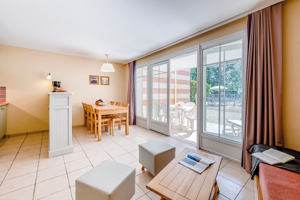 Appartement 6 personnes - 1 chambre + 1 coin nuit - Terrasse ou balcon - Vue piscine | Coin séjour | Télévision à écran plat, baby-foot, table de tennis de table, livres