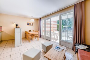 Apartment 6 people - 1 bedroom + 1 sleeping albove - Terrace or balcony - Pool view | Living area