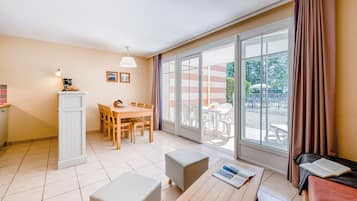 Apartment 6 people - 1 bedroom + 1 sleeping albove - Terrace or balcony - Pool view | Living area | 75-cm flat-screen TV with satellite channels, table football, ping pong