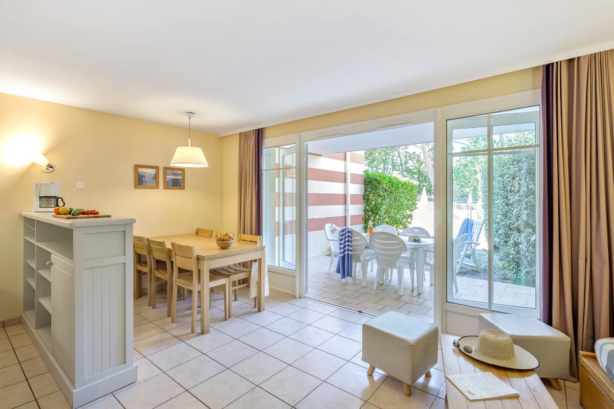Appartement 6 personnes - 1 chambre + 1 coin nuit - Terrasse ou balcon | Coin séjour | Télévision à écran plat, baby-foot, table de tennis de table, livres