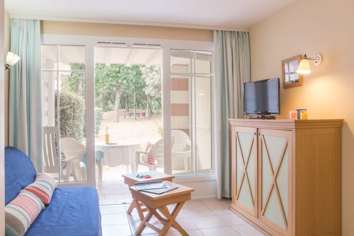 Appartement 4 personnes - 1 chambre - Terrasse ou Balcon | Área de sala de estar | Televisión de pantalla plana, futbolito, tenis de mesa y libros