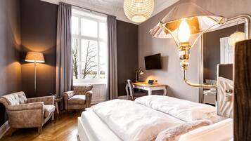 Deluxe-Doppelzimmer, Seeblick | Hochwertige Bettwaren, Minibar, Zimmersafe, individuell dekoriert