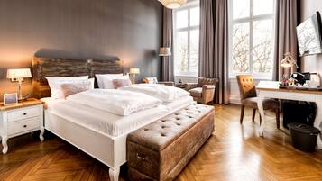 Doppia Deluxe, vista lago | Biancheria da letto di alta qualità, minibar, una cassaforte in camera