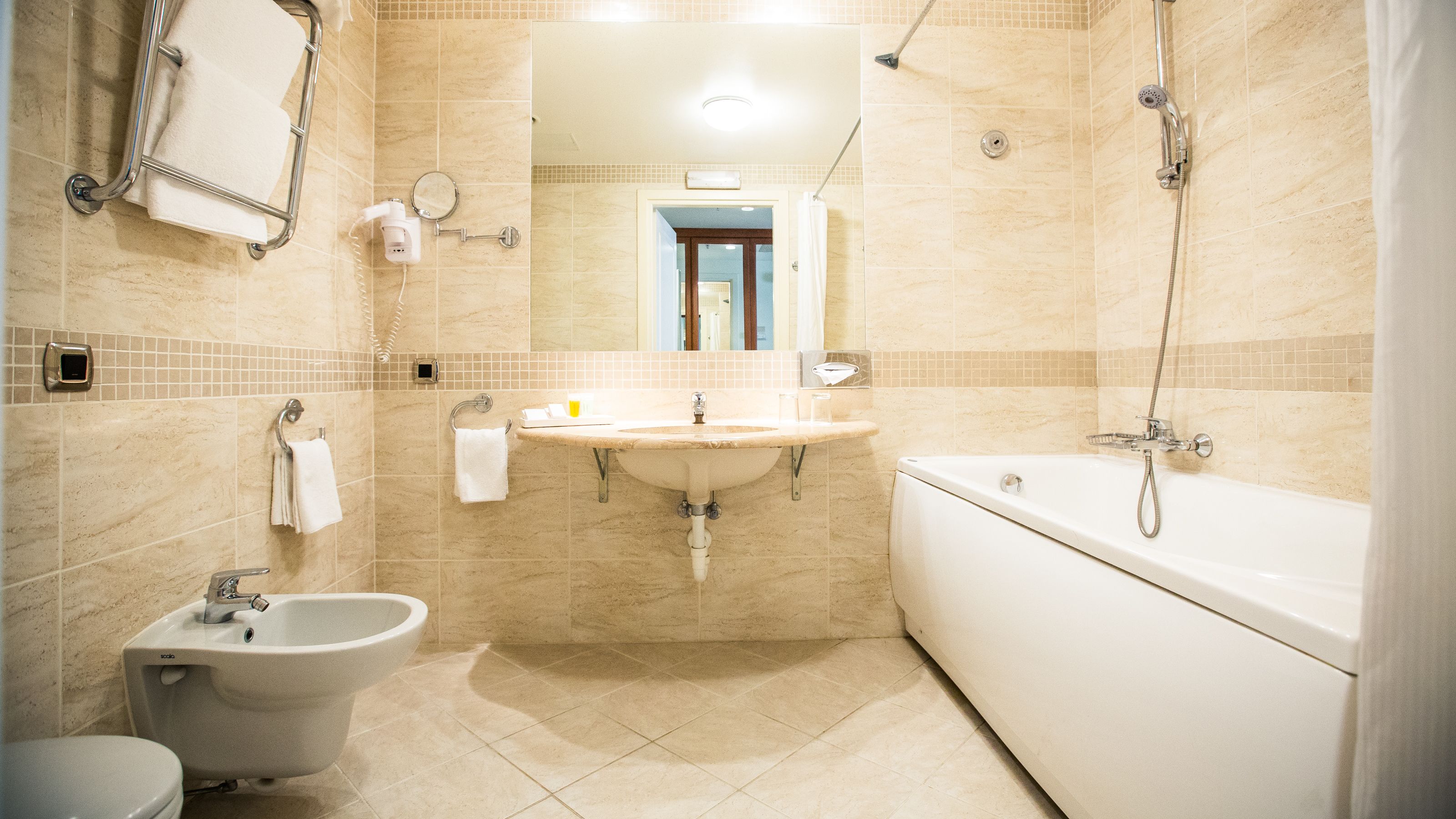 deluxe double or twin room, multiple beds | bathroom | combined shower/bathtub, free toiletries, hair dryer, towels