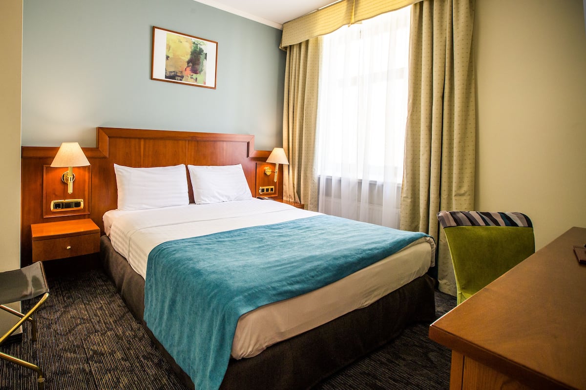Standard Double Room | Minibar, in-room safe, desk, laptop workspace