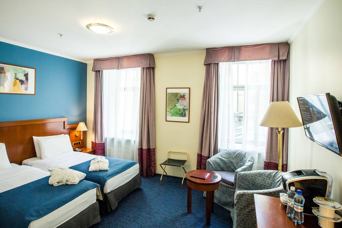 Superior Twin Room | Minibar, in-room safe, desk, laptop workspace