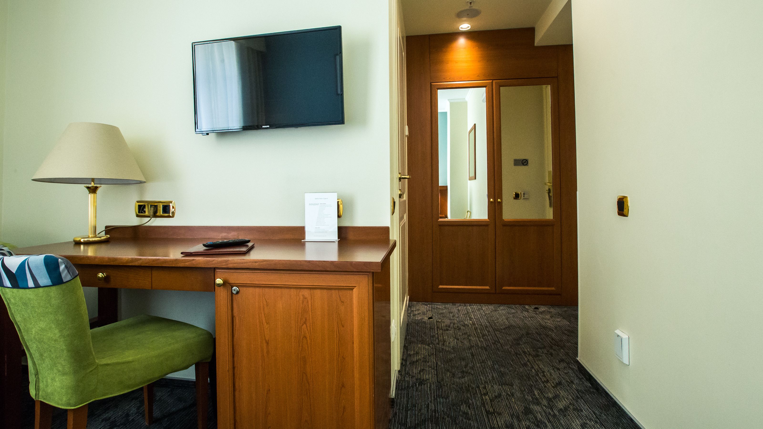 standard double room | minibar, in-room safe, desk, laptop workspace