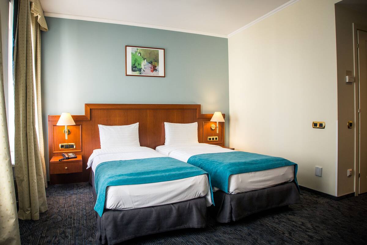 Standard Twin Room | Minibar, in-room safe, desk, laptop workspace