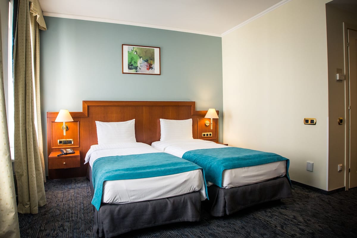 Standard Twin Room | Minibar, in-room safe, desk, laptop workspace
