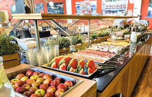 Daily buffet breakfast (EUR 16 per person) - Familienhotel Citylight Berlin (Berlin)