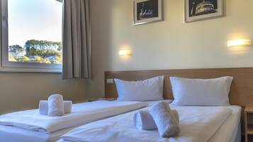 Doppelzimmer | Minibar, Zimmersafe, VerdunkelungsvorhÀnge, schallisolierte Zimmer