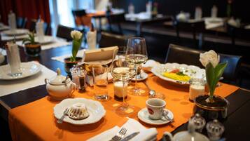 Desayuno continental (EUR 35 por persona)