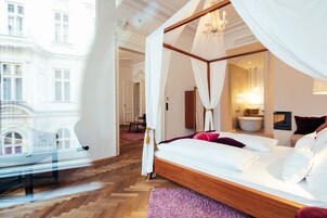 Suite Luxury | Biancheria da letto di alta qualità, copriletto in piuma, minibar