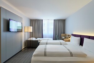 Quarto triplo standard | Roupas de cama antialérgicas, cofres nos quartos, escrivaninha