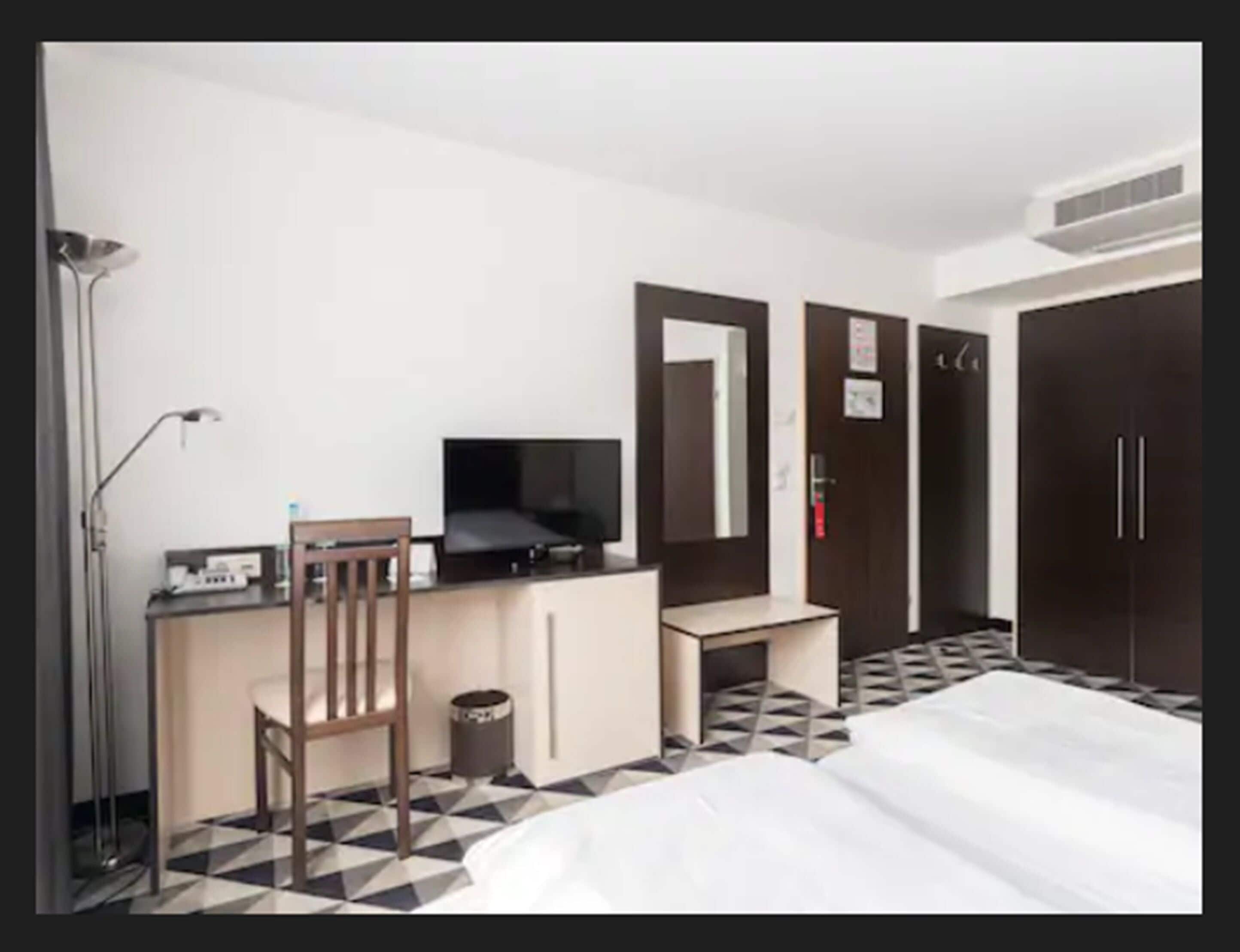 hypo-allergenic bedding, in-room safe, desk, blackout curtains