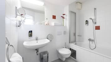 Ducha, artículos de higiene personal gratuitos y secador de pelo